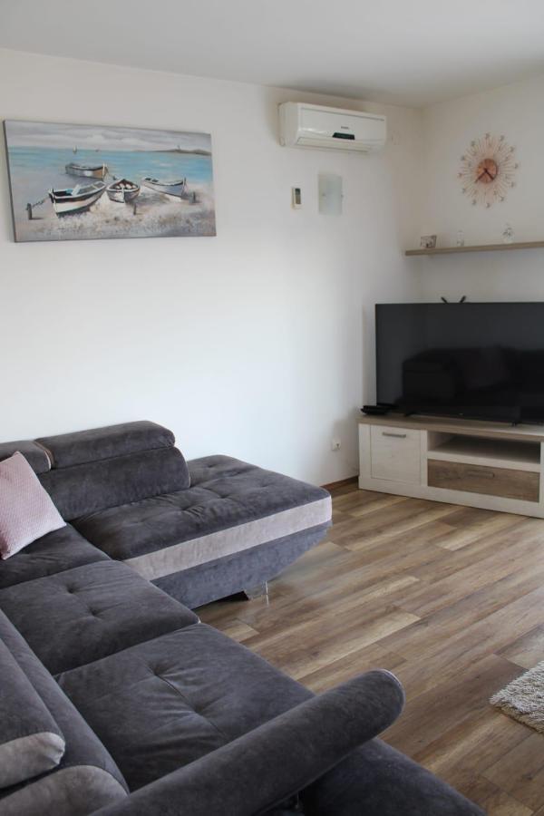 Apartments Renata Seget Donji Exterior photo
